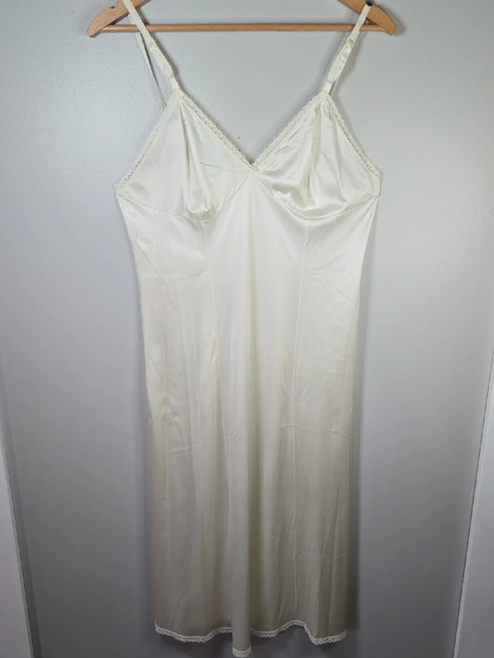 Vintage Classic Cream Colored Satin Feel Lace Trim Hem Slip Dress - Picture 1 of 10